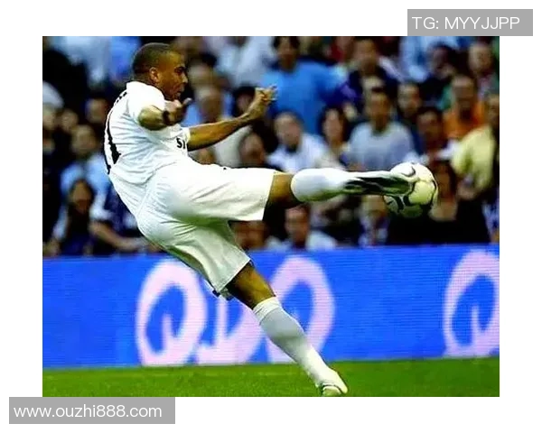 足球明星精彩瞬间角球踢球姿势全景展示与技巧解析